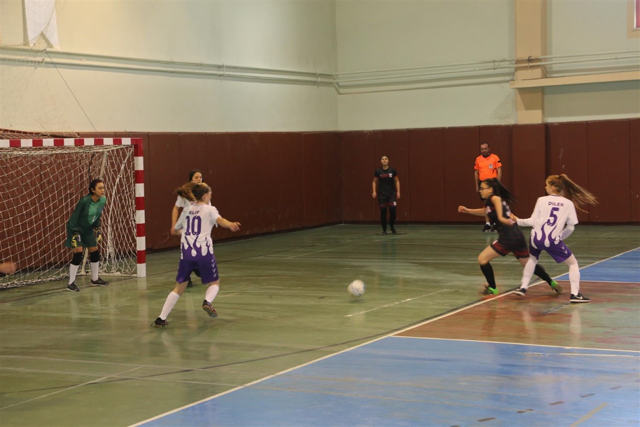 Altınyıldız lisesi genç kız futsal takımı rakip tanımıyor!