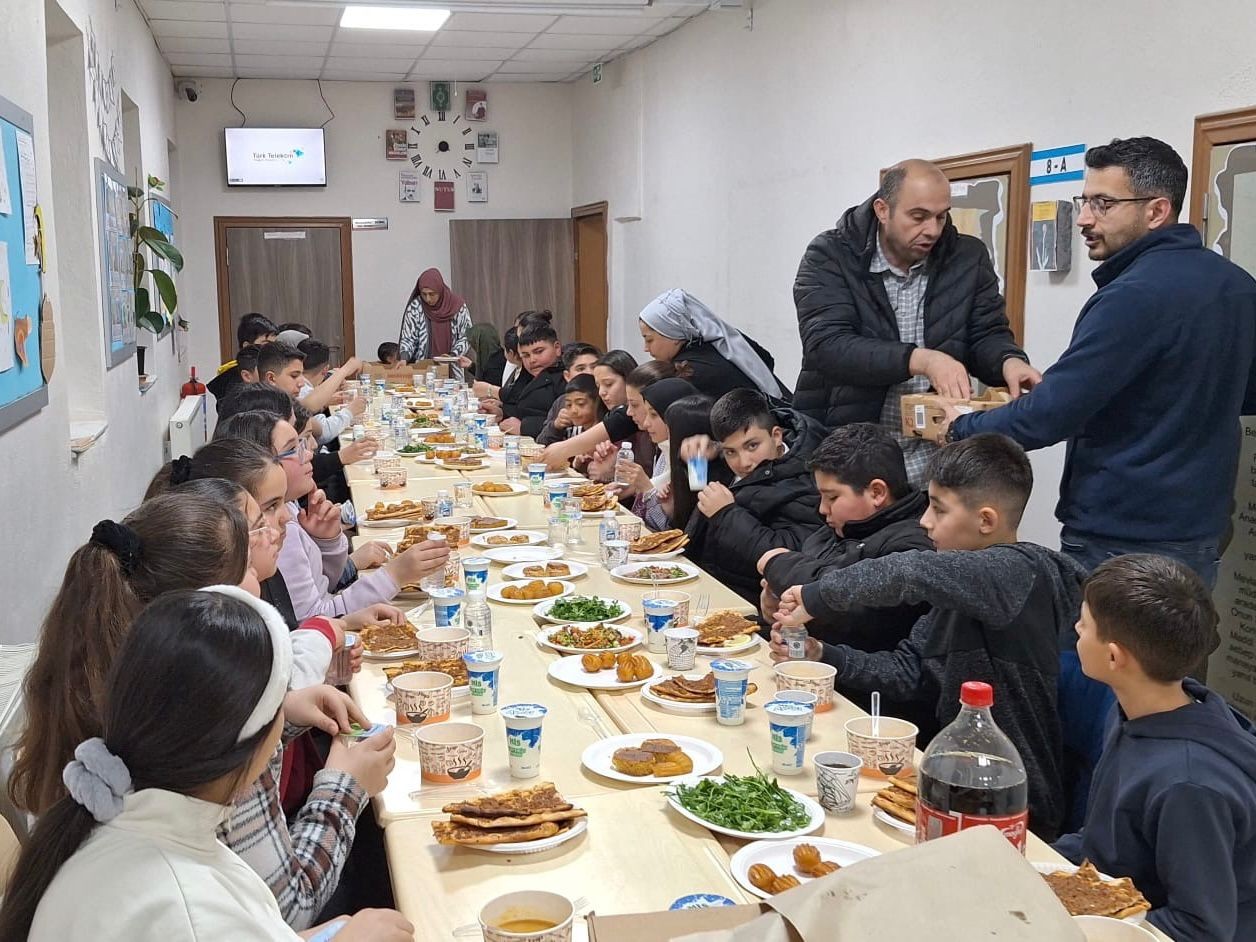 İftar Sofraları Kuruldu Ramazanın Bereketi Paylaşıldı  