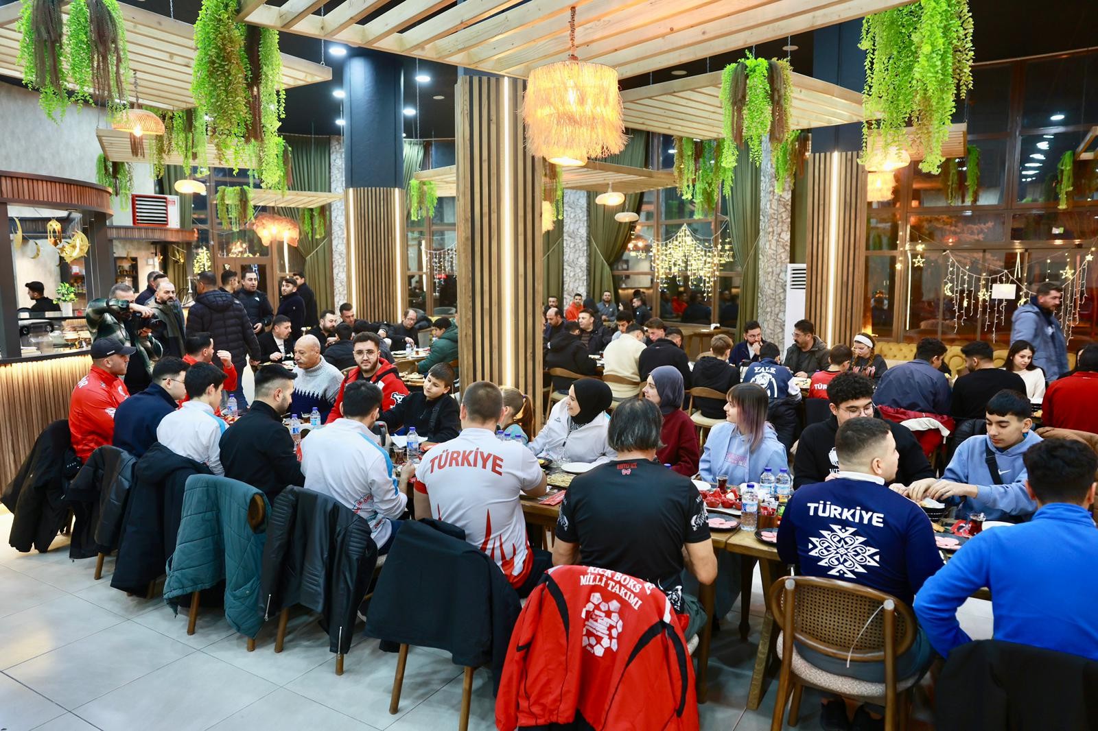 BAŞKAN RASİM ARI, SPORCU GENÇLERLE SAHUR YAPTI