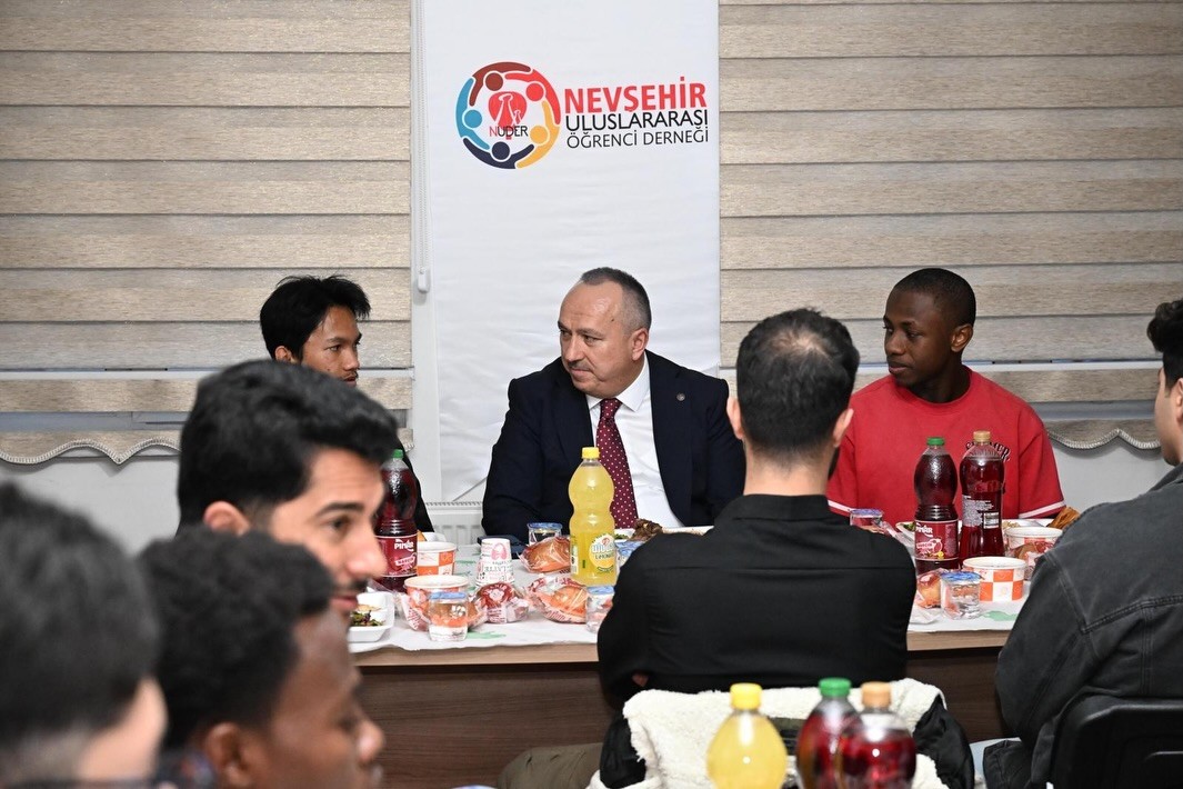 Vali Fidan, Uluslararası öğrencilerle aynı sofrada