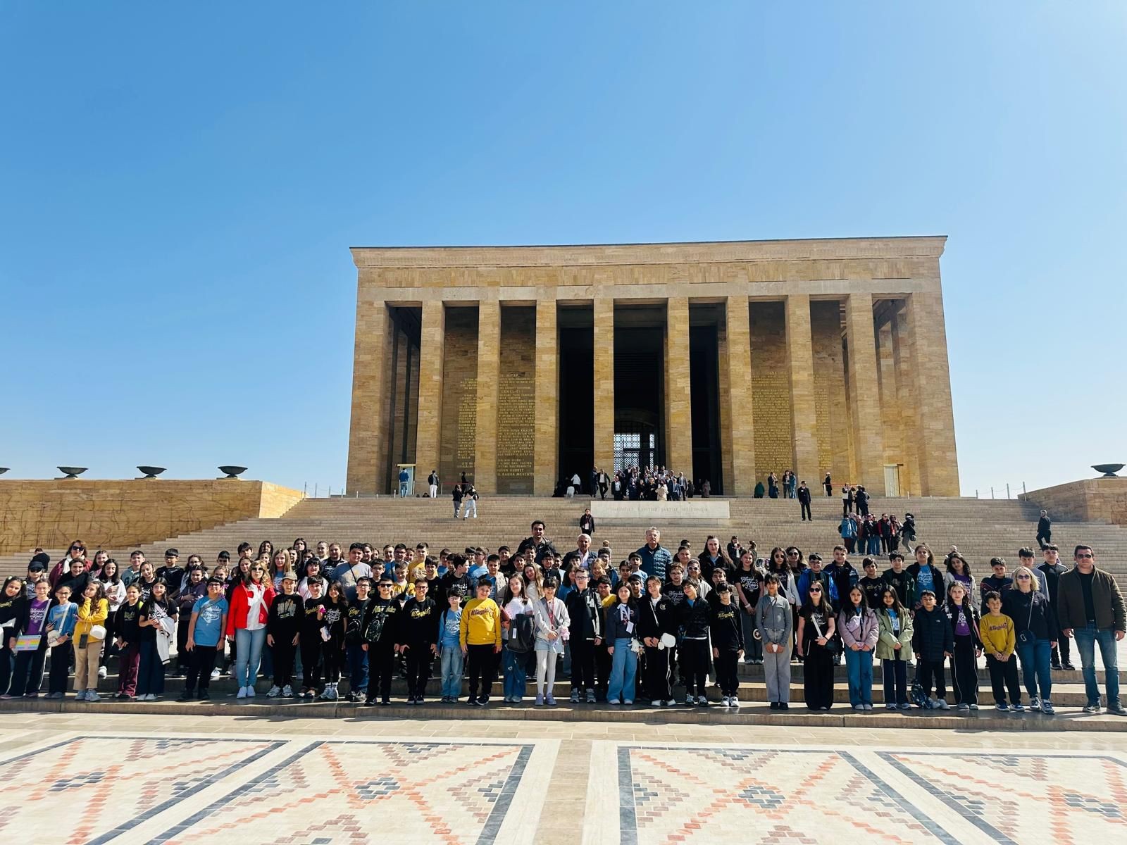 ALTINYILDIZ İLKÖĞRETİM KURUMU 4. SINIF ÖĞRENCİLERİ ATAMIZI ZİYARET ETTİ