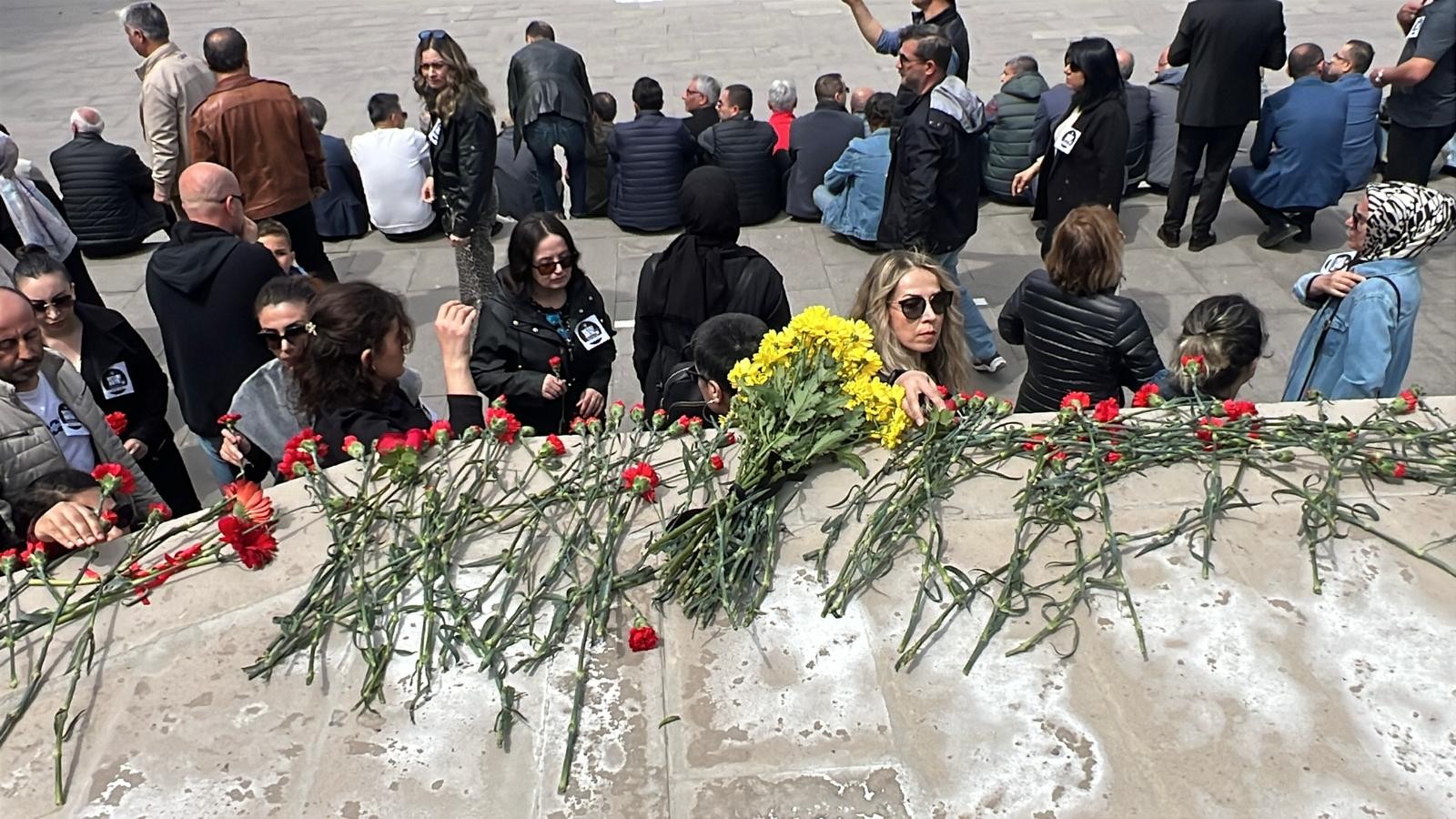 TÜRK EĞİTİM SEN; ŞİDDETİ PROTESTO ETMEK İÇİN ATATÜRK ANITINA KARANFİL BIRAKIP OTURMA EYLEMİ YAPTI