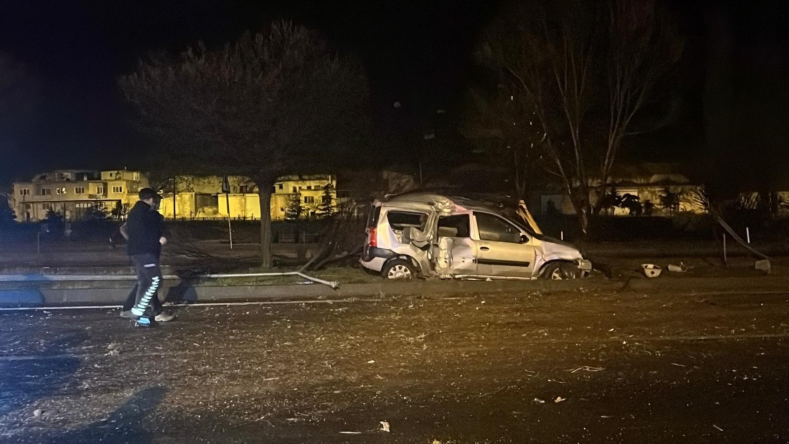 Nevşehir’de Aydınlatma direğine çarpan otomobil Refüje çıktı. Sürücüsü yaralandı