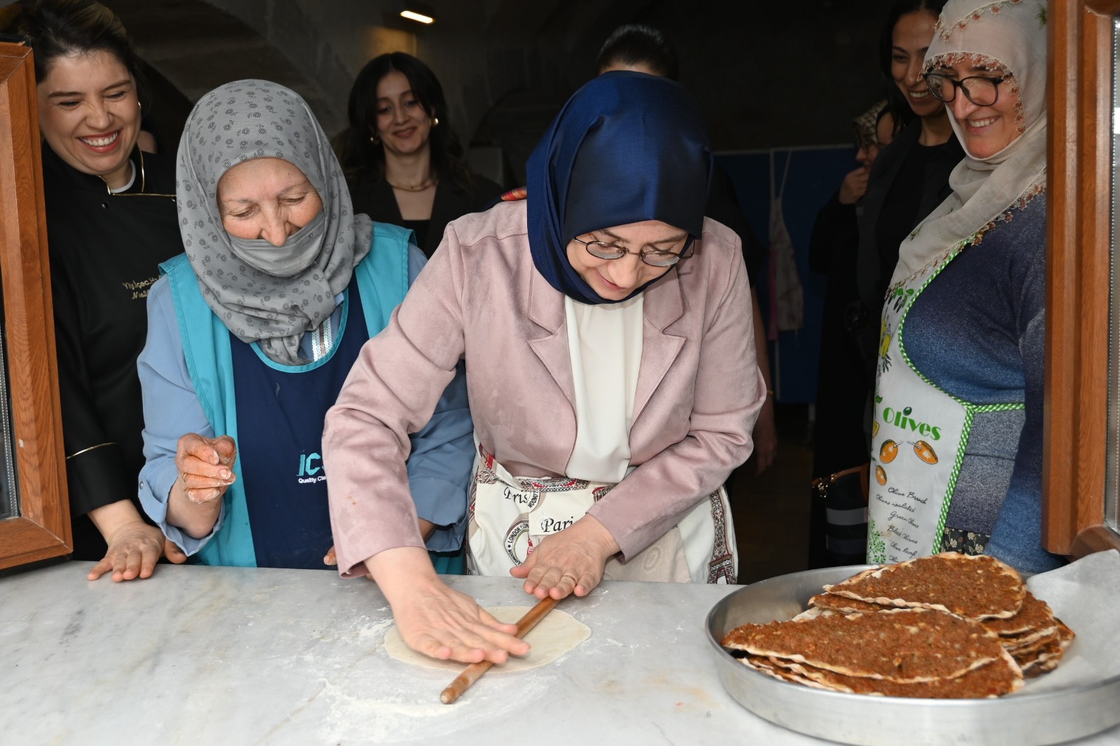 Vali Fidan’ın Eşi Fatma Fidan, Nar Beldesinde Seramik ve Aşçı Yardımcılığı Kursiyerleriyle Buluştu