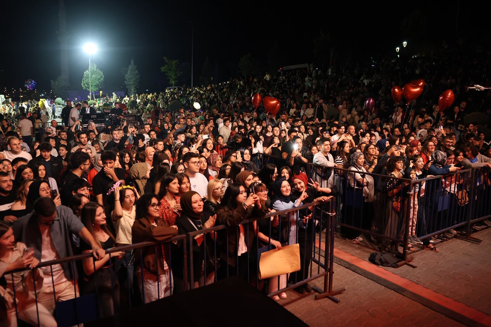 Seksendört Grubu’ndan Kayaşehir’de Unutulmaz Müzik Ziyafeti
