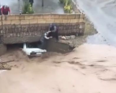 Sele Kapılan Otomobildeki 3 Kişi Kurtarıldı
