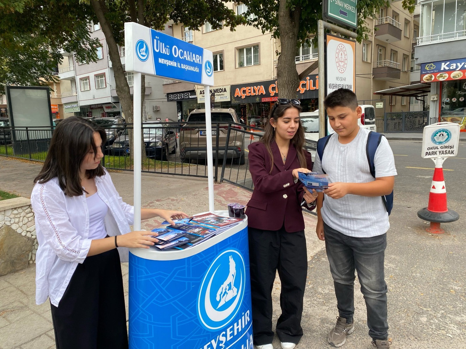 Nevşehir Ülkü Ocakları öğrencilere UZEM tanıtımı yapıyor
