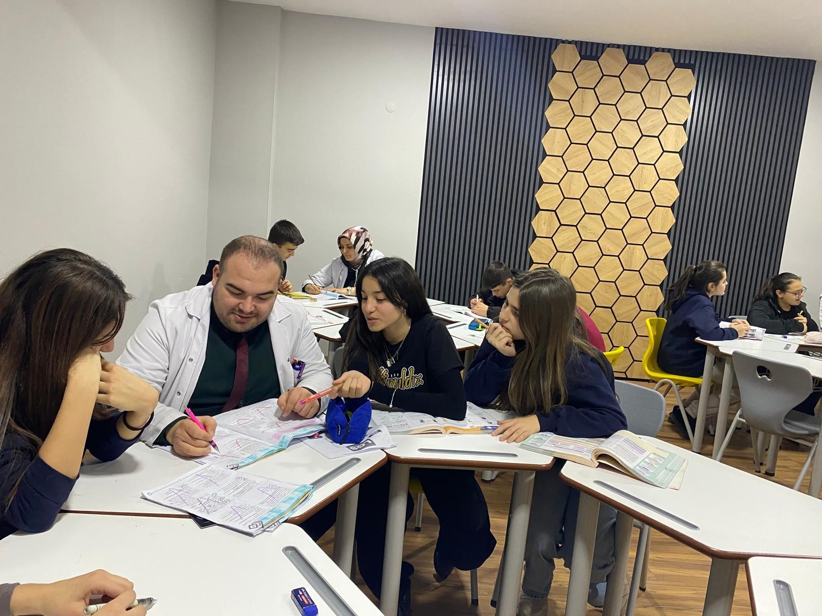 ALTINYILDIZ’DA HAFTA SONU KURSLARI YOĞUN KATILIMLA DEVAM EDİYOR