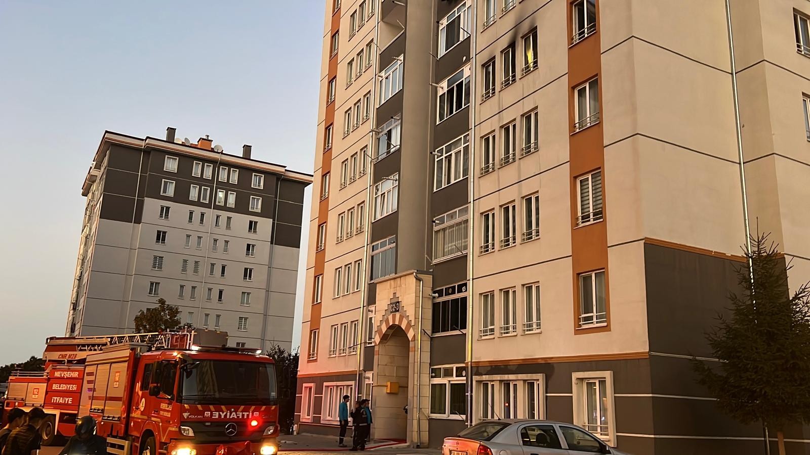 TOKİ Erkut Bloklarında Yangın; 6 Kişi Dumandan Etkilendi