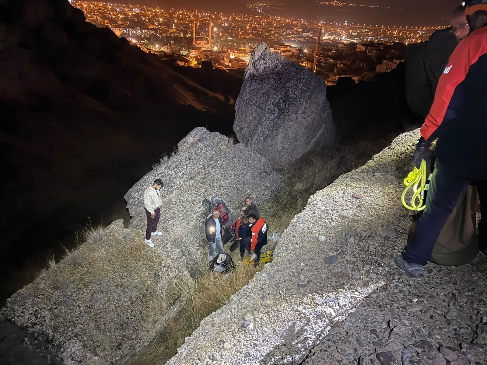 Elektrikli bisikletle şarampole yuvarlanan sürücü kurtarıldı