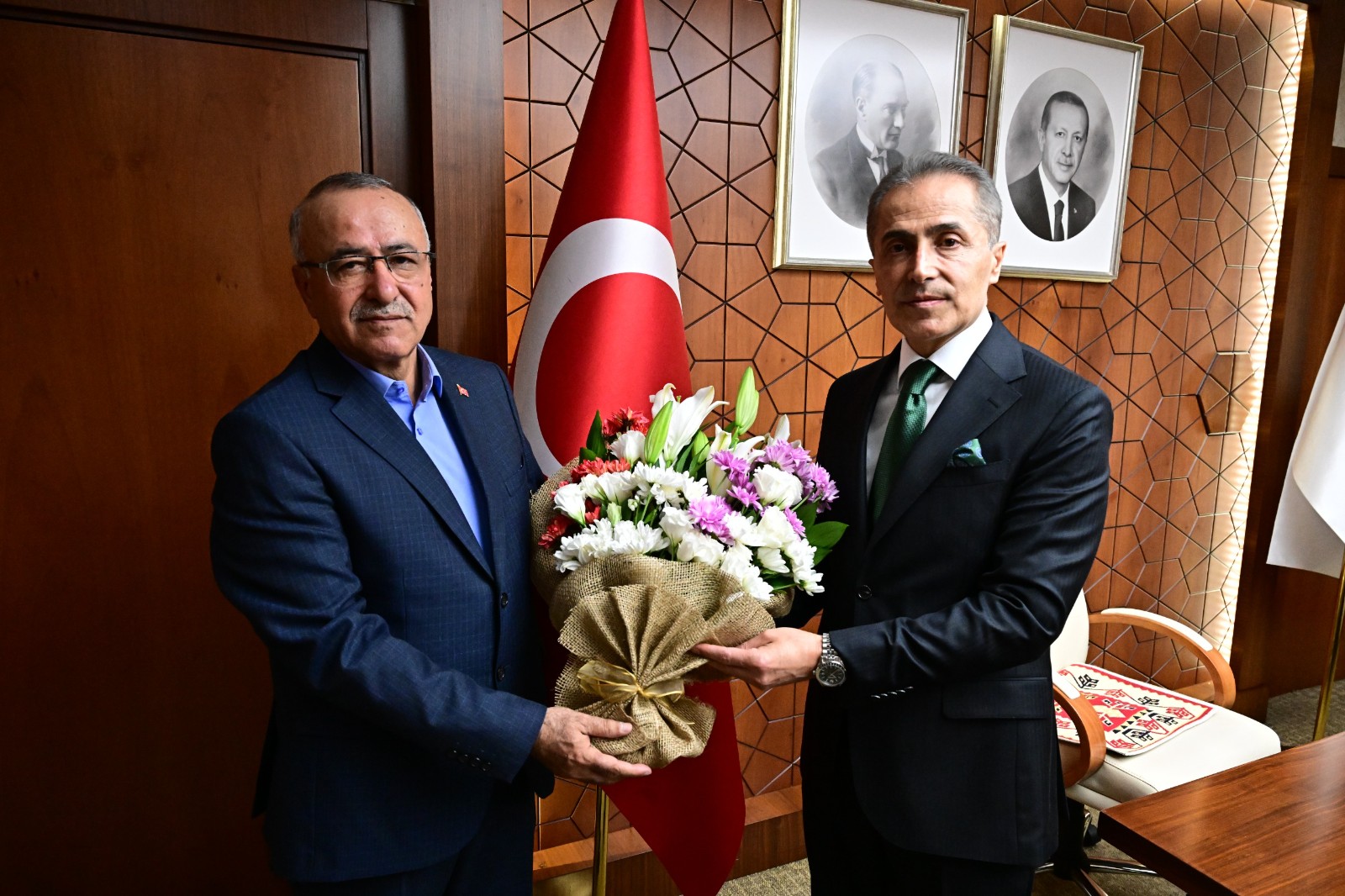 Altınışık Başkanlığındaki Muhtarlar,  Vali Kök’ü Ziyaret Etti
