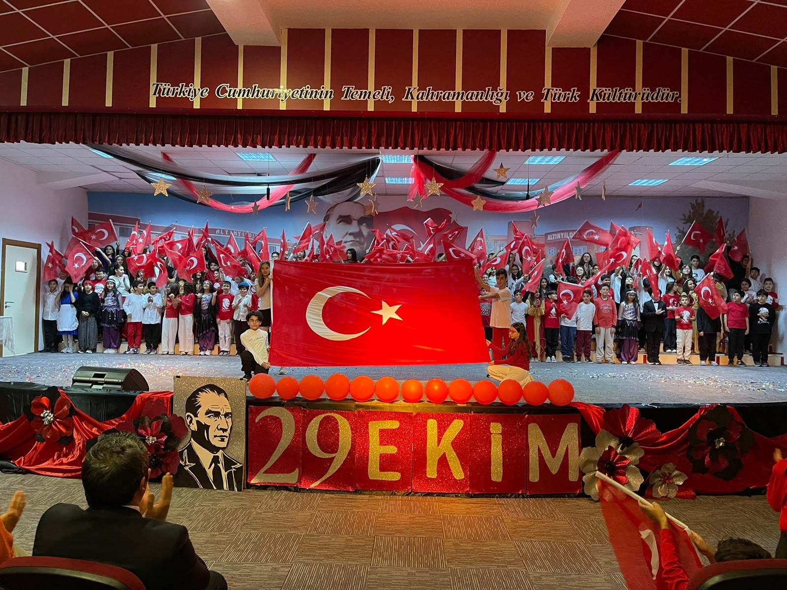 ALTINYILDIZ İLKÖĞRETİM KURUMUNDA 29 EKİM CUMHURİYET BAYRAMI COŞKUYLA KUTLANDI!
