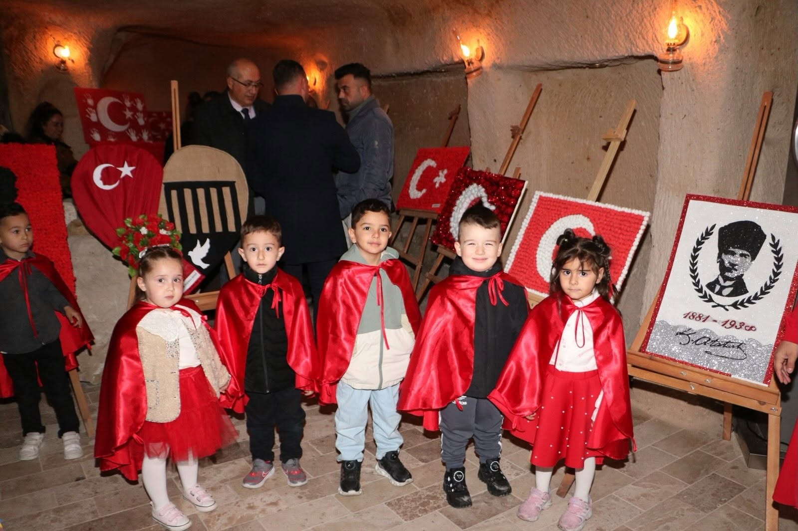 Minik Ellerden Uçhisar Kalesi’nde Bayrak Sergisi