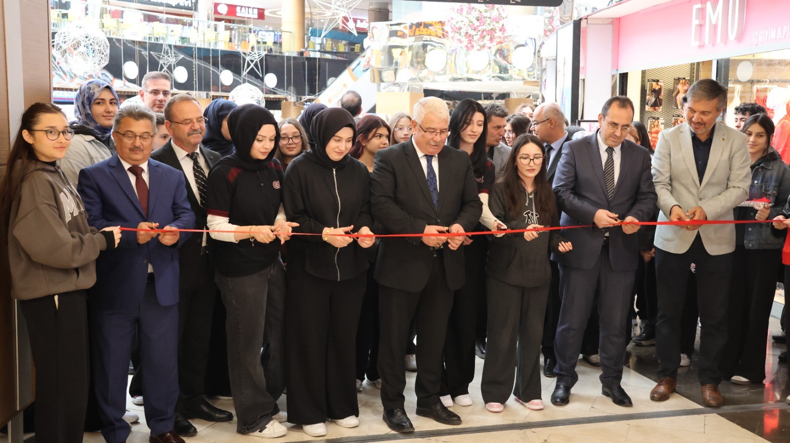 Öğrencilerden 29 Ekim Cumhuriyet Bayramı Resim Sergisi