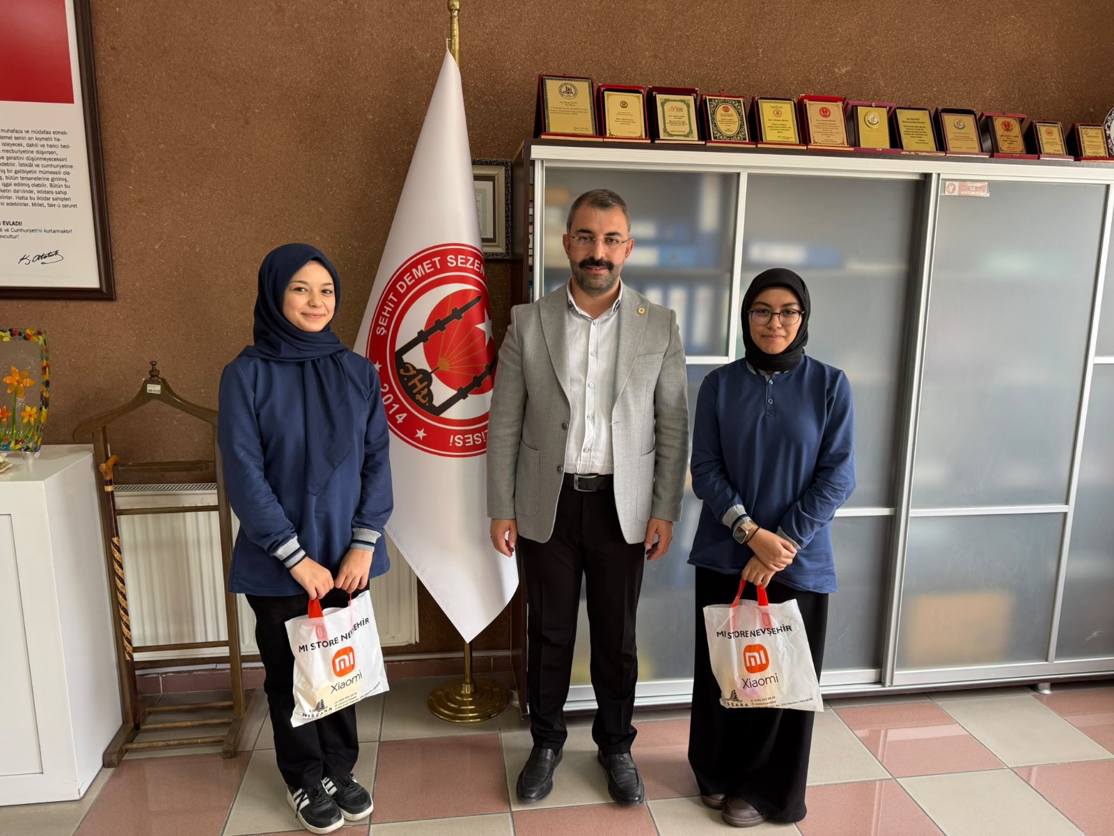 BAŞKAN GÜNEŞ, BAŞARILI ÖĞRENCİLERİ ÖDÜLLENDİRDİ