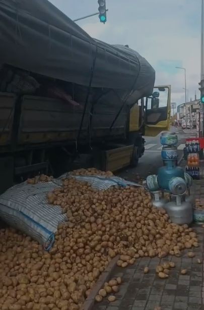 TIRDAN ONLARCA KİLO PATATES YOLA SAVRULDU