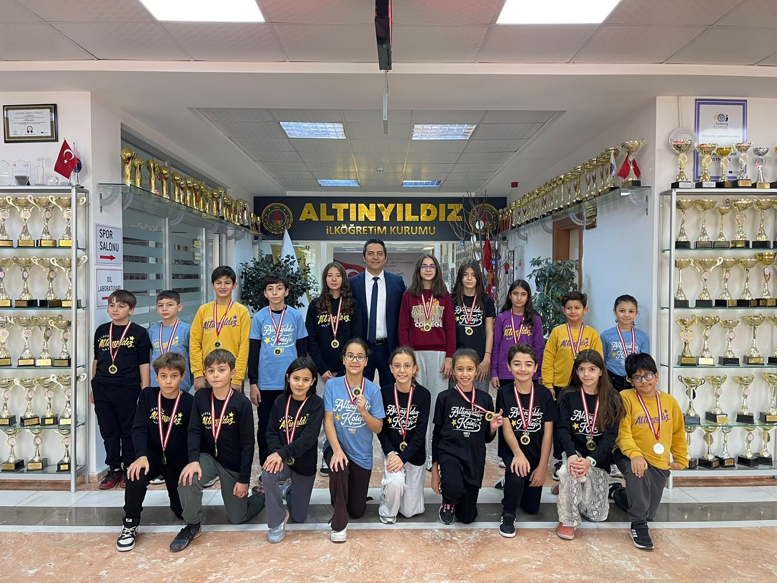 ALTINYILDIZLI YÜZÜCÜLERDEN 21 BİRİNCİLİK, 51 DERECE!