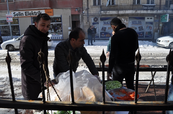 Nevşehir’de bir firma kuruluşunun 30.yılında ekmek arası sucuk dağıttı