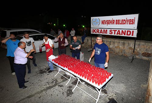 Nevşehir  belediyesi tarafından kadir gecesi’nde   şerbet dağıtıldı