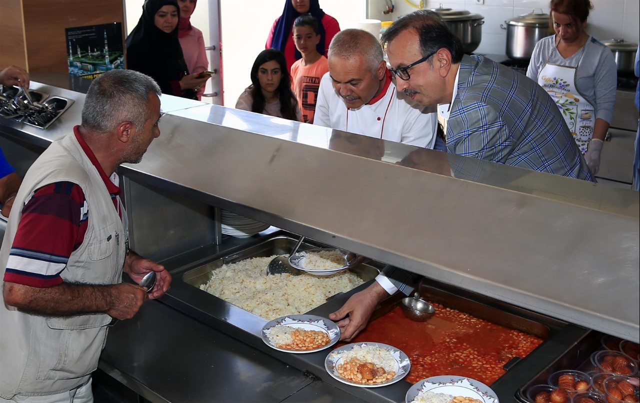 Seçen Vatandaşlara Yemek Dağıttı