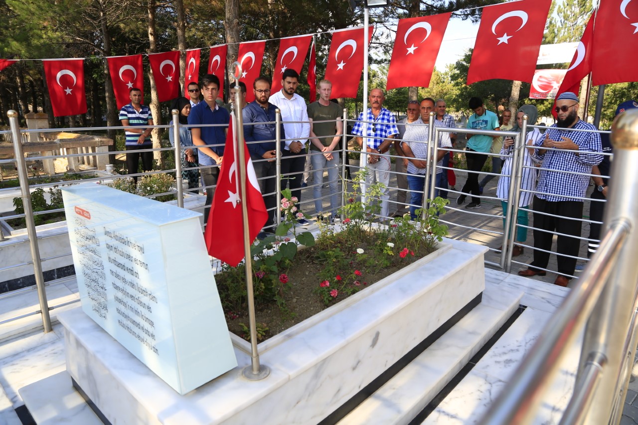 Şehit çocukları Halisdemir’in mezarını ziyaret etti