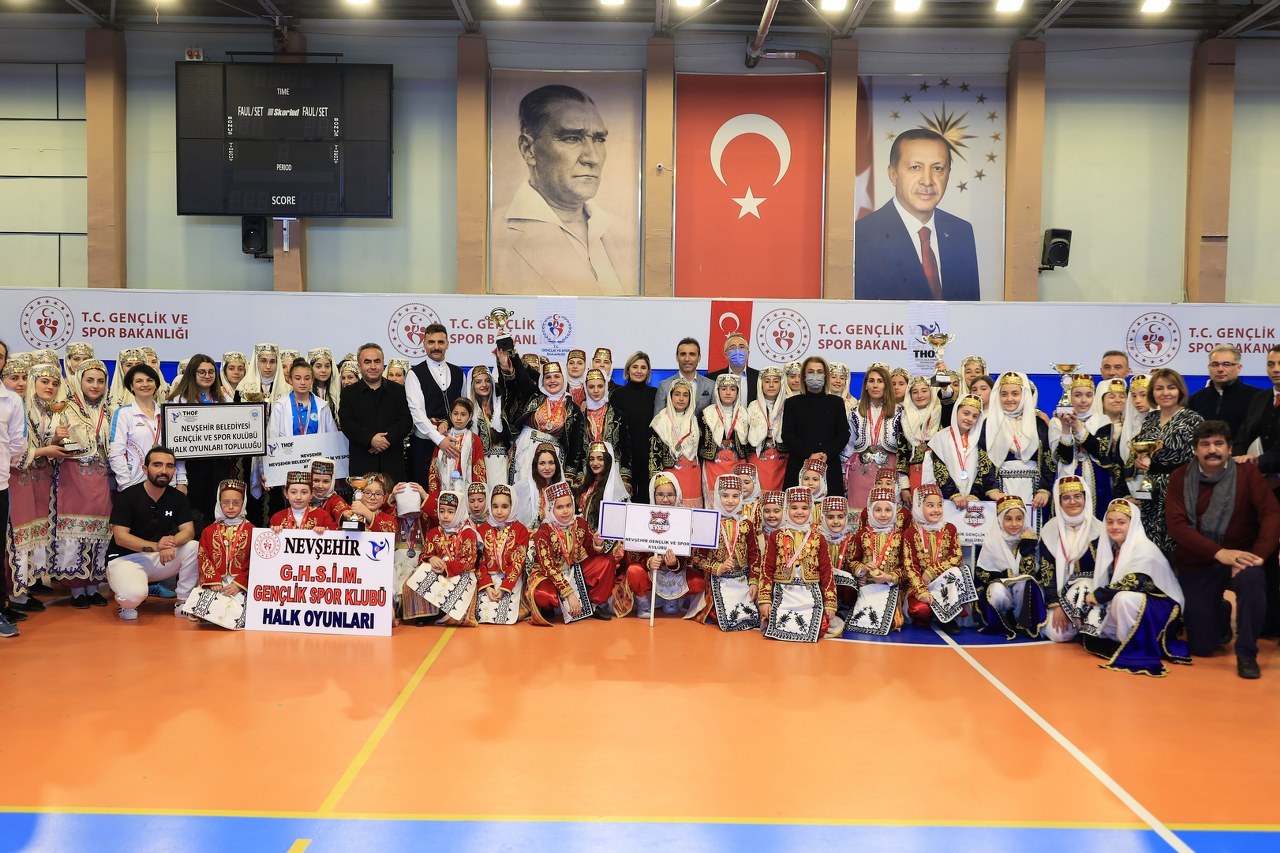 NEVŞEHİR BELEDİYESİ GENÇLİK VE SPOR KULÜBÜ GENÇ KIZLAR HALK OYUNLARI EKİBİ İL BİRİNCİSİ