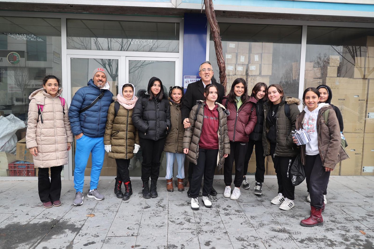BAŞKAN SAVRAN, MUSTAFA PARMAKSIZ CADDESİ’NDEKİ ESNAFLARI ZİYARET ETTİ