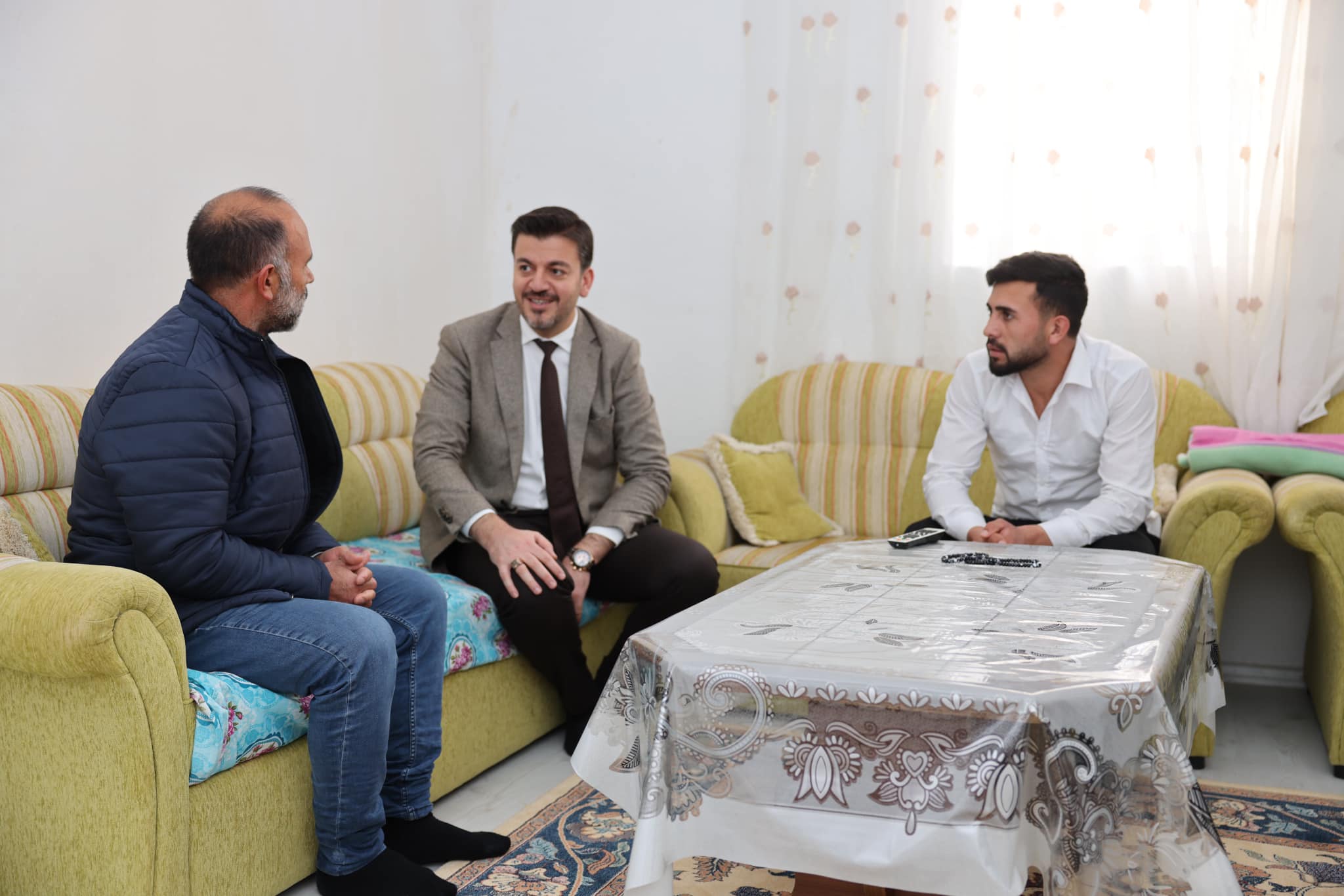 Başkan Aktürk, depremzede aileleri ziyaret etti