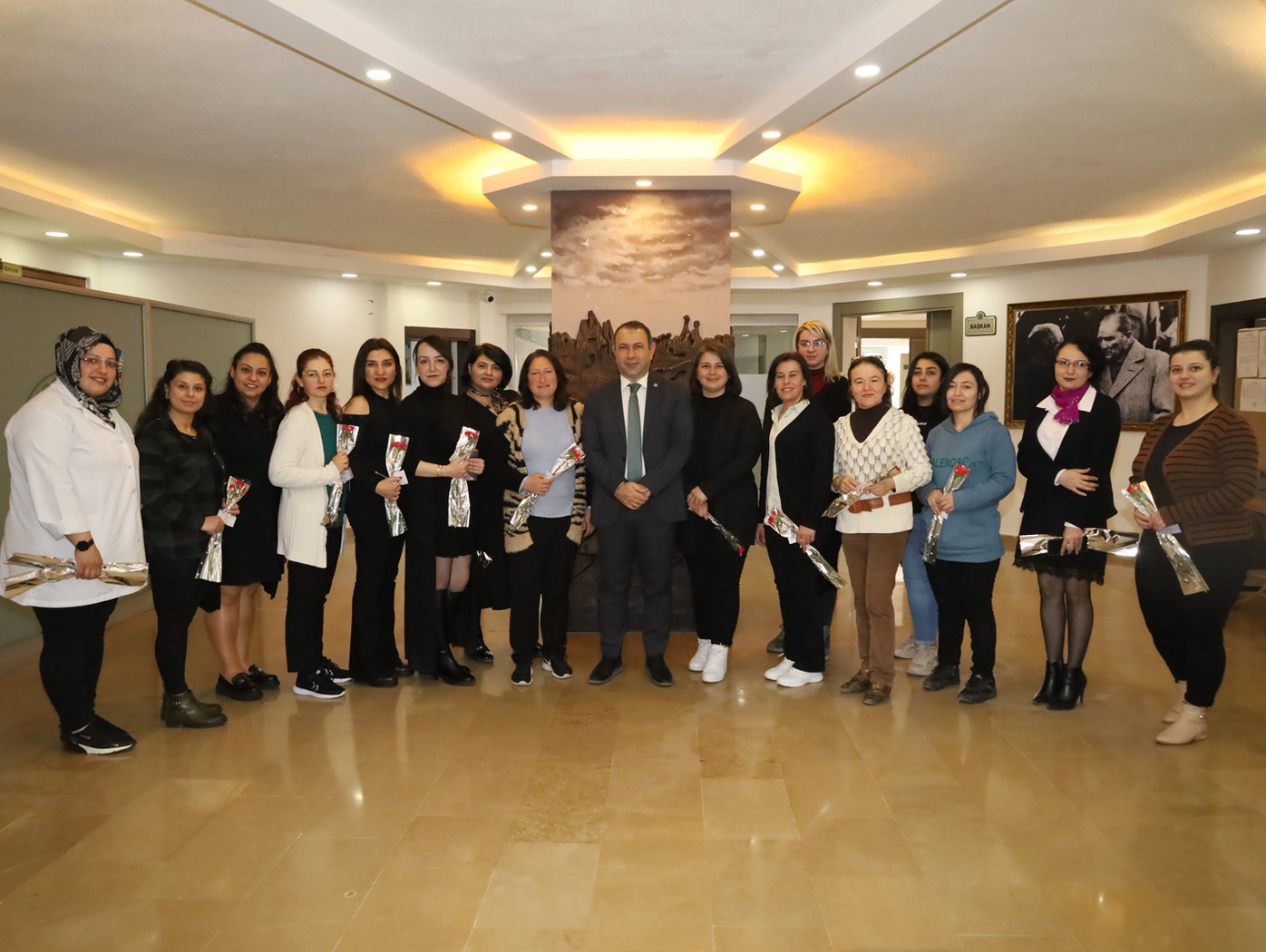 BAŞKAN İBAŞ KADIN ÇALIŞANLARIN GÜNÜNÜ KUTLADI