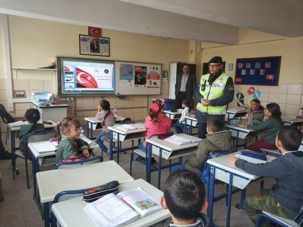Karacaören Cumhuriyet okulunda jandarmadan trafik eğitimi