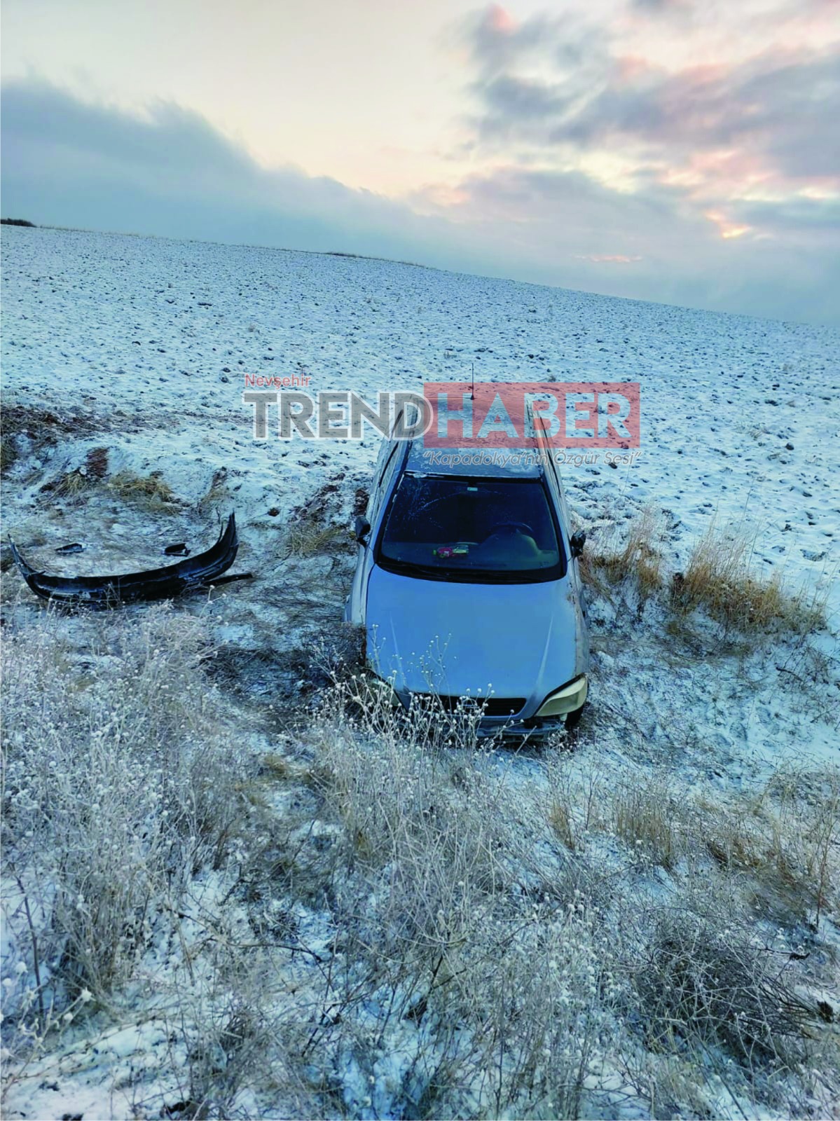 Kozaklı-Avanos Yolunda, Buzlanma Nedeniyle Kontrolden Çıkan Otomobil Tarlaya Uçtu
