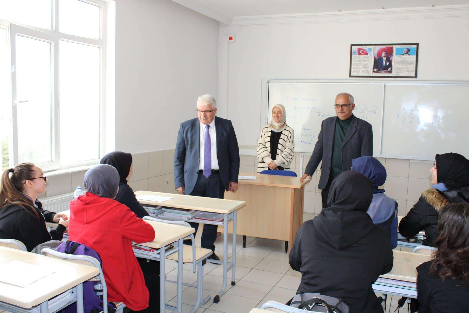 Yazıcı, Şehit Demet Sezen Kız Anadolu İmam Hatip Lisesi’ni Ziyaret Etti