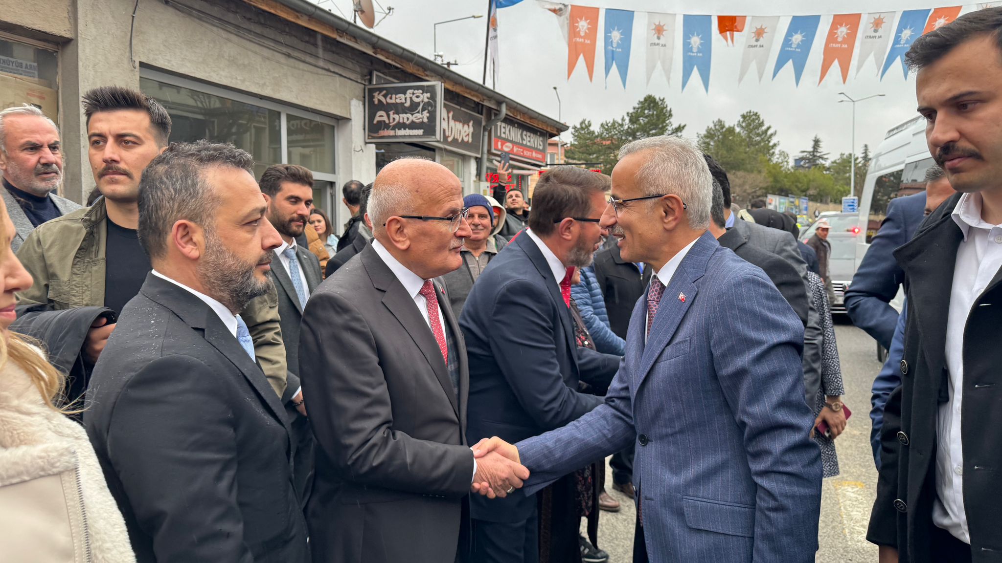 Ulaştırma ve Alt Yapı Bakanı Uraloğlu Ürgüp’te AK Parti Seçim Ofisini Ziyaret Etti