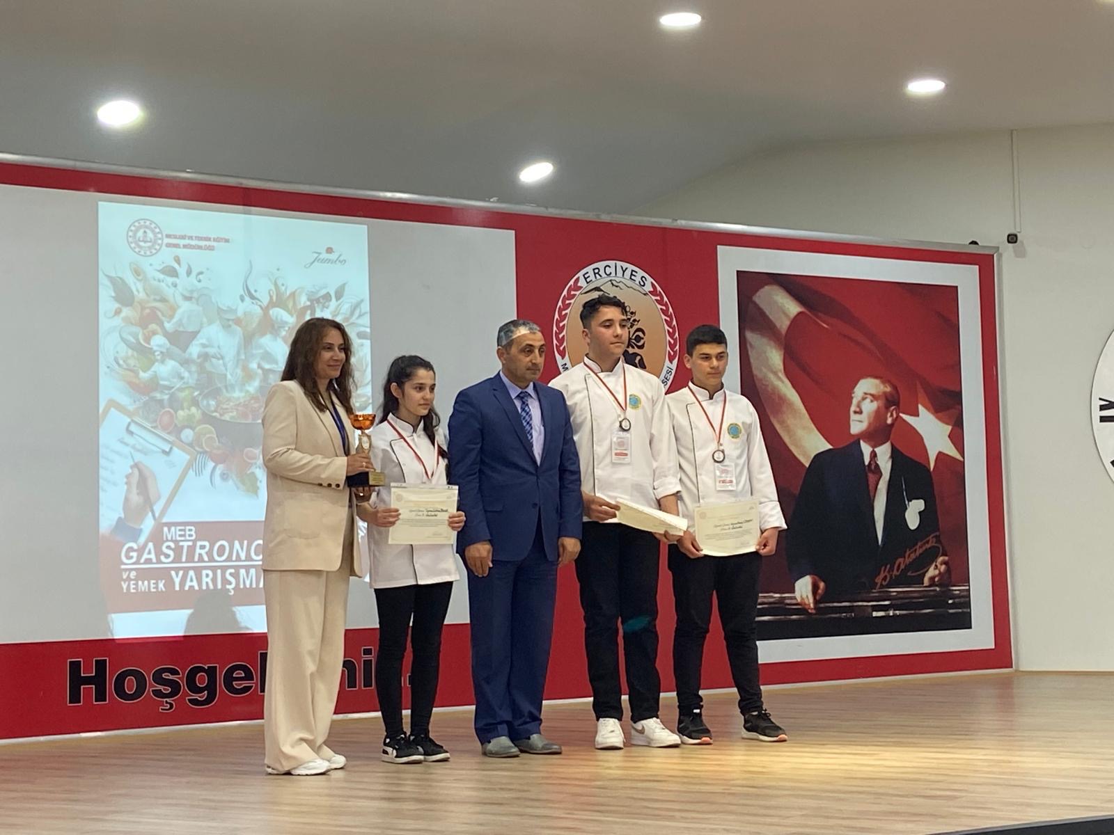 Kapadokya Mesleki ve Teknik Anadolu Lisesi Yöresel Yemek Yarışmasında Bronz Madalya Kazandı