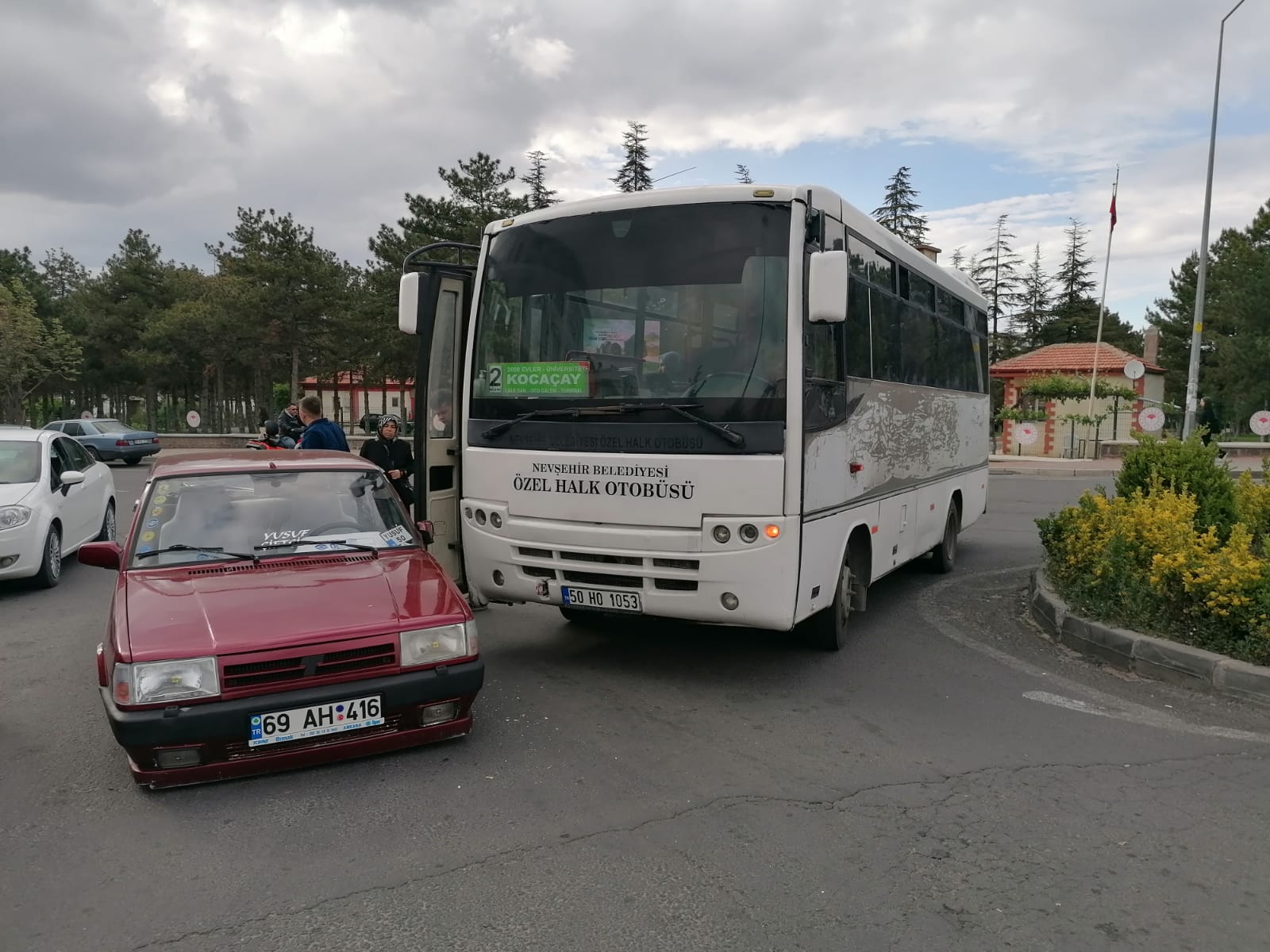 ÜNİVERSİTE KAVŞAĞINDA MADDİ HASARLI TRAFİK  KAZASI