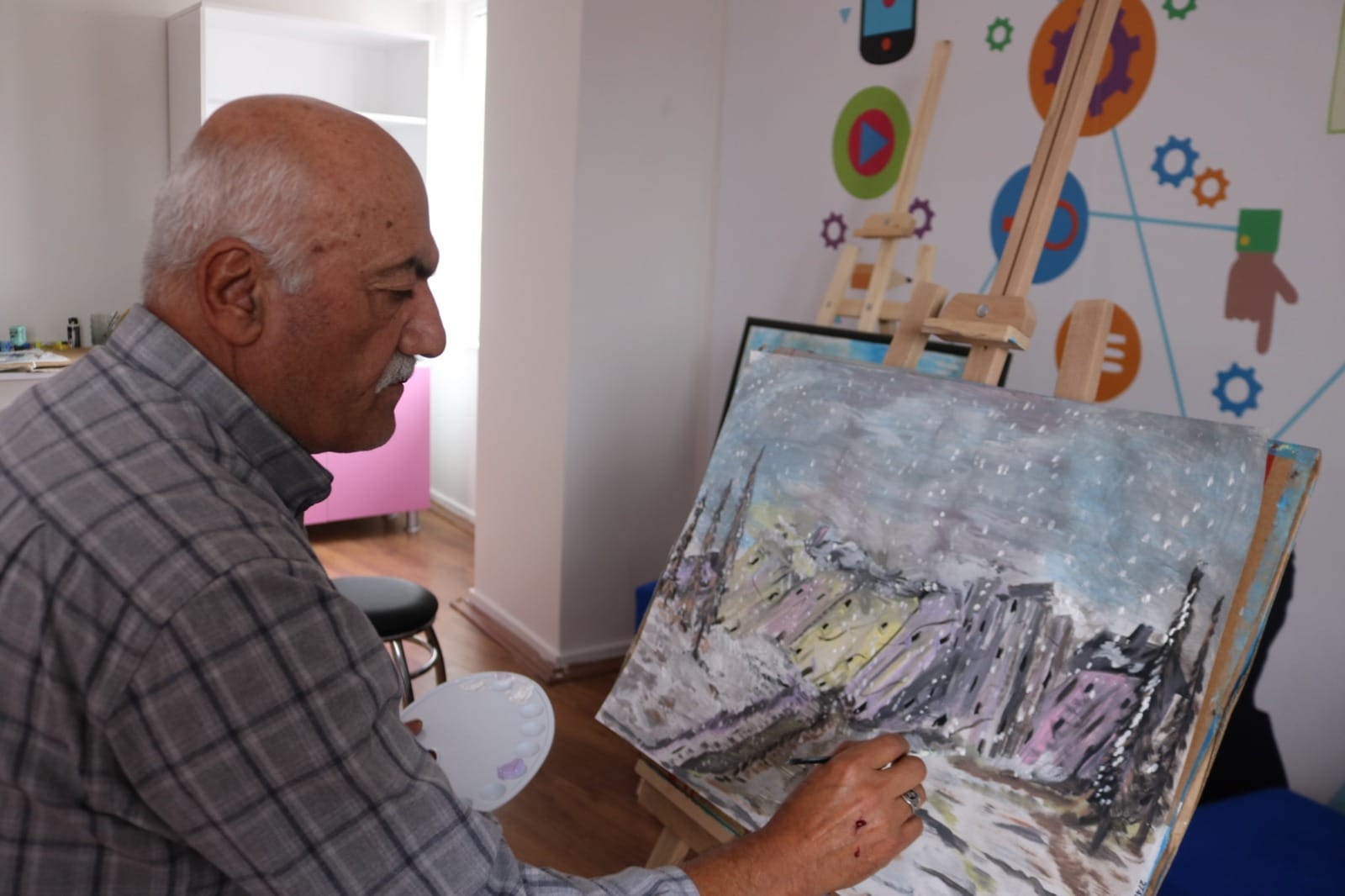 Ressam Mustafa Hamiş, Eserlerini Her Hafta Bir Mahalle’de Sergileyecek