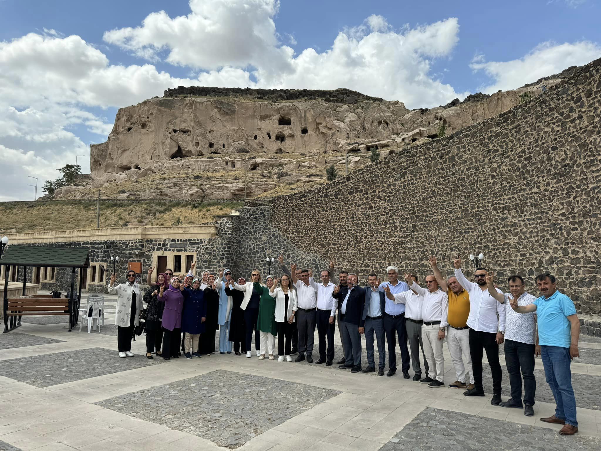 MHP Grup Başkanvekili Kılıç, MHP’li Belediye Başkan ve Eşleri ile Tatlarin’de Bir Araya Geldi
