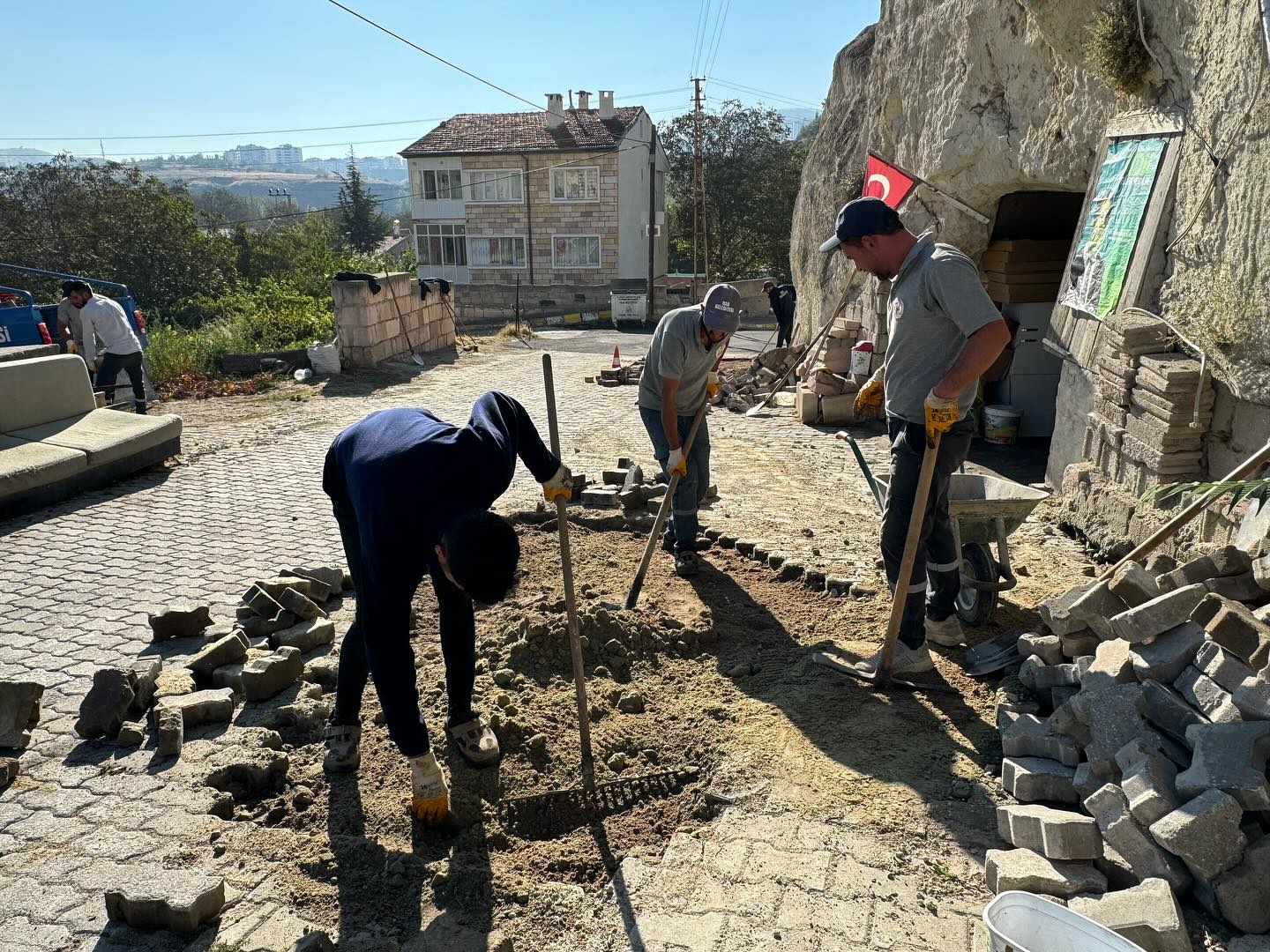 Nar Belediyesi Ekipleri Özlem Caddesinde Temizlik ve Dere Sokak’da Taş Yama Çalışması Yaptı
