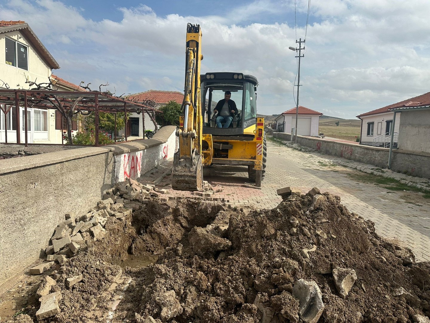 Altıpınar köyünün su ve kanal arızaları giderildi