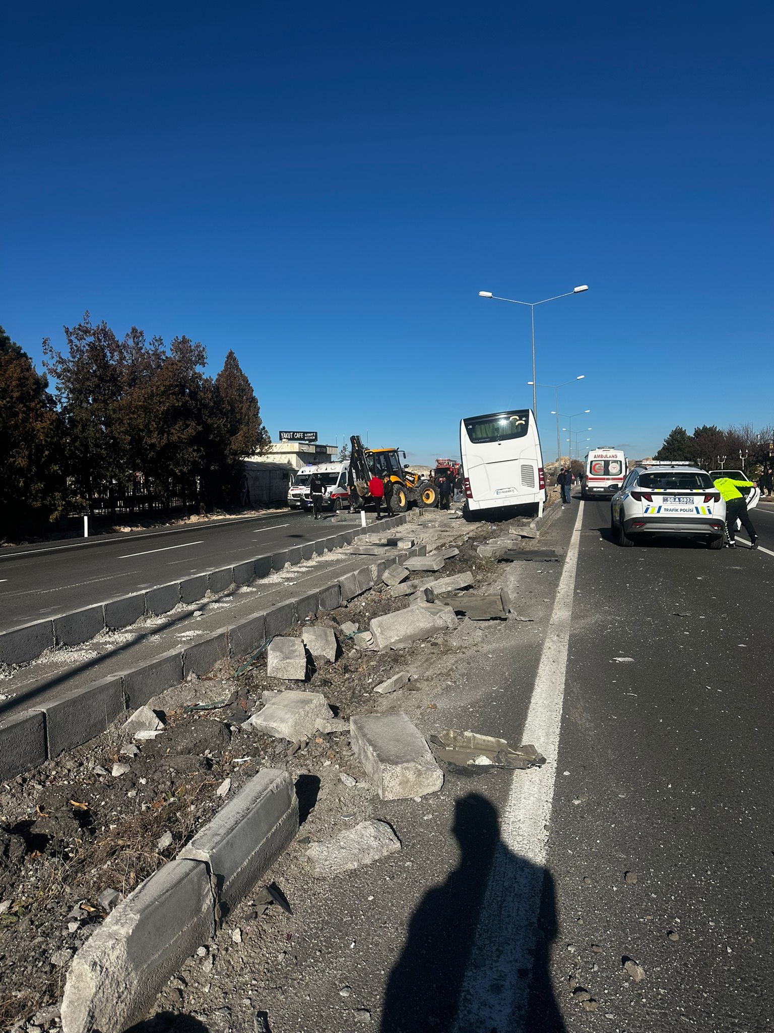 ORTAHİSAR KAVŞAĞINDA OTOBÜS KEPÇE İLE ÇARPIŞTI; 11  KİŞİ YARALANDI