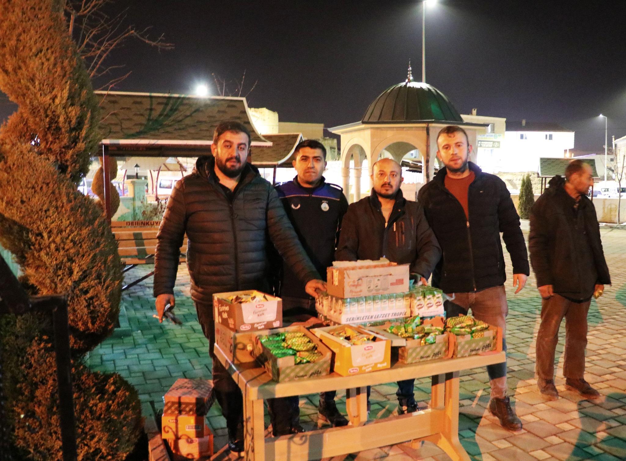 Derinkuyu Belediyesi Ekipleri Miraç Kandili’nde Kek ve Meyve Suyu Dağıttı