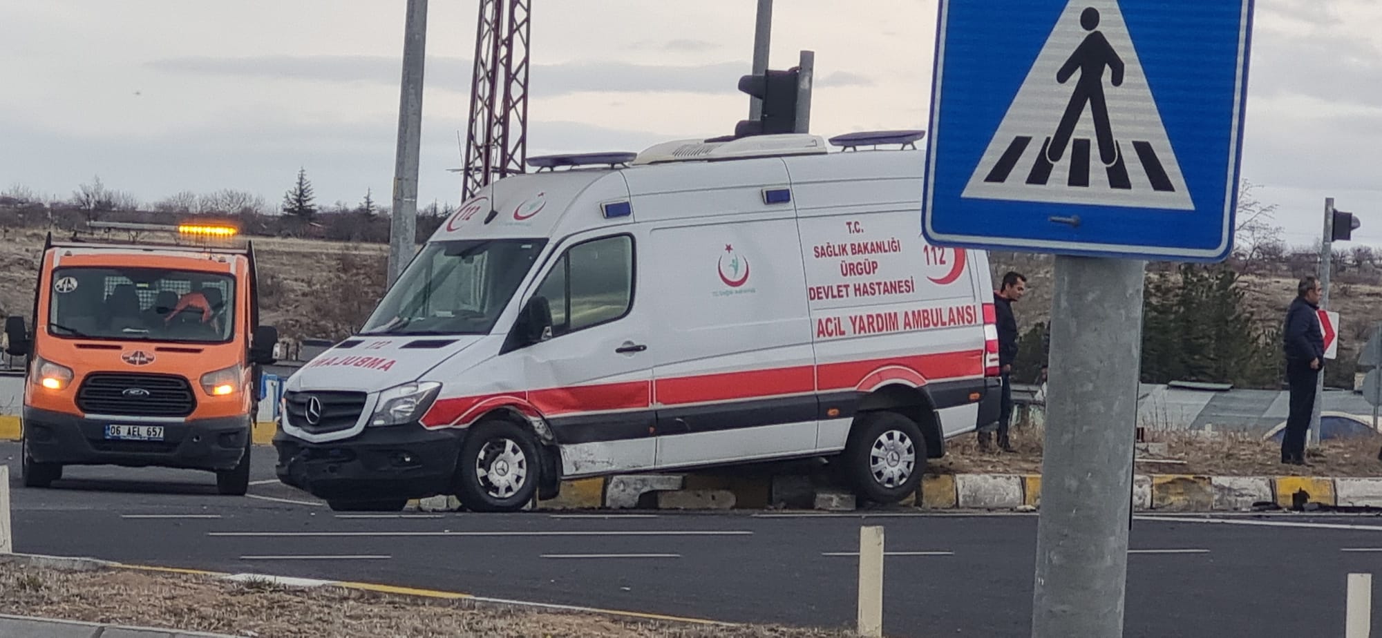 Uçhisar Yol Kavşağında Otomobil Ambulansa Çarptı