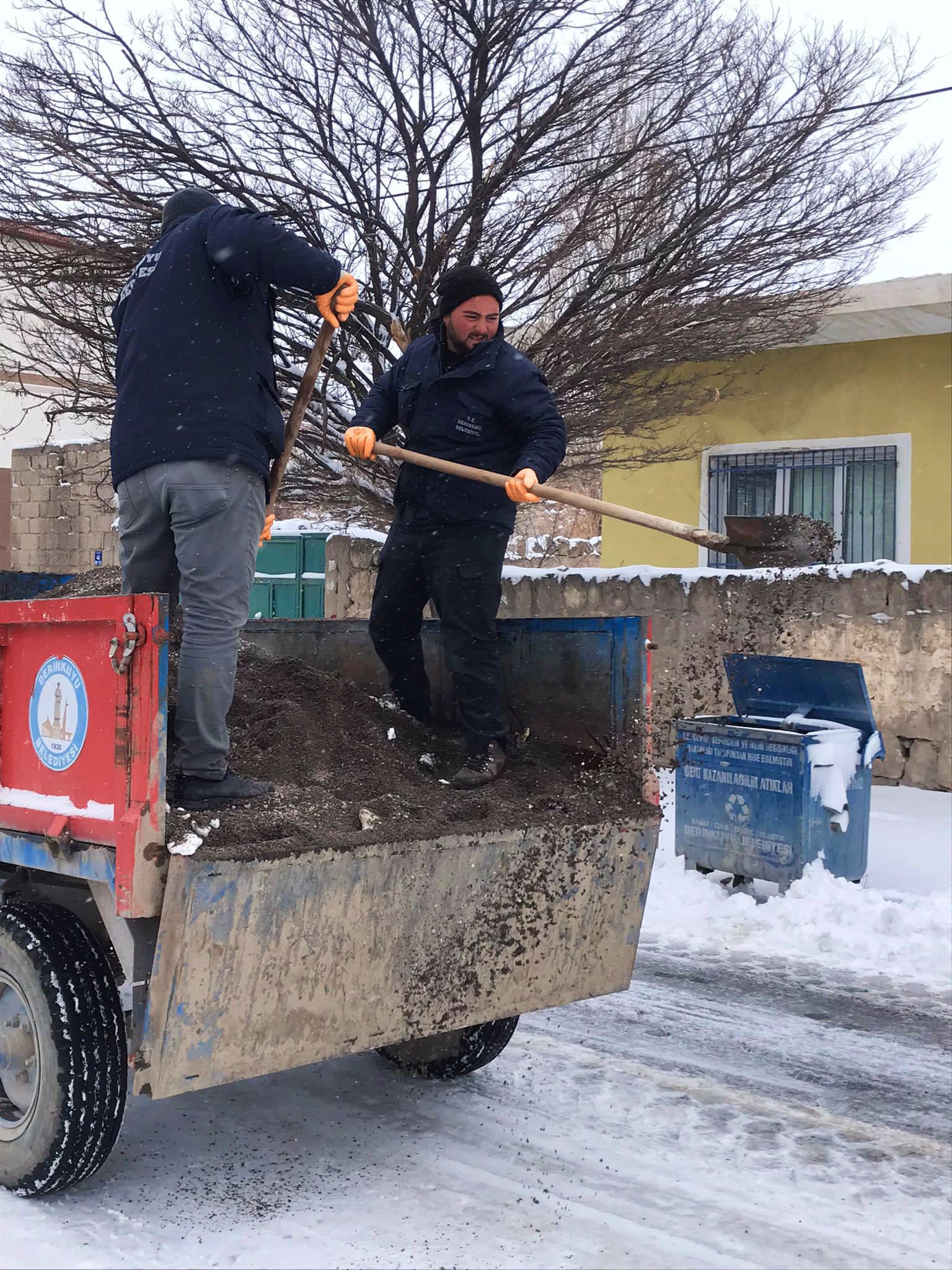 Derinkuyu Belediyesi Ekipleri, Tuzlama Çalışması Yapıyor