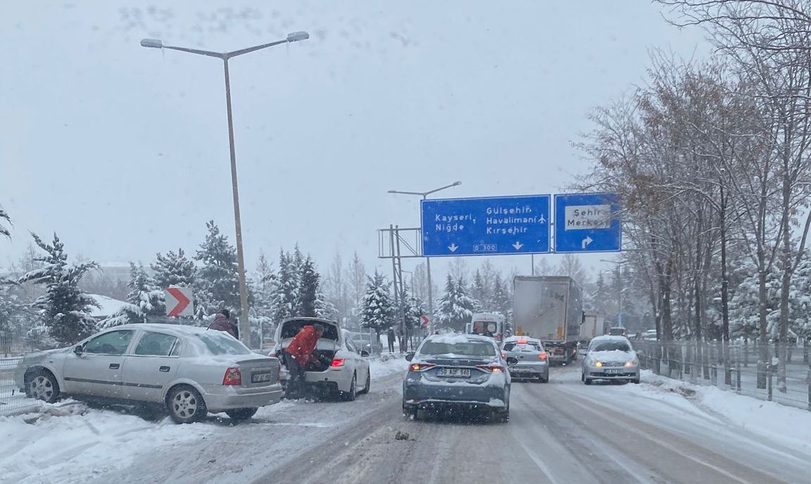 Kaygan Yollar Kazalara Davetiye Çıkartıyor