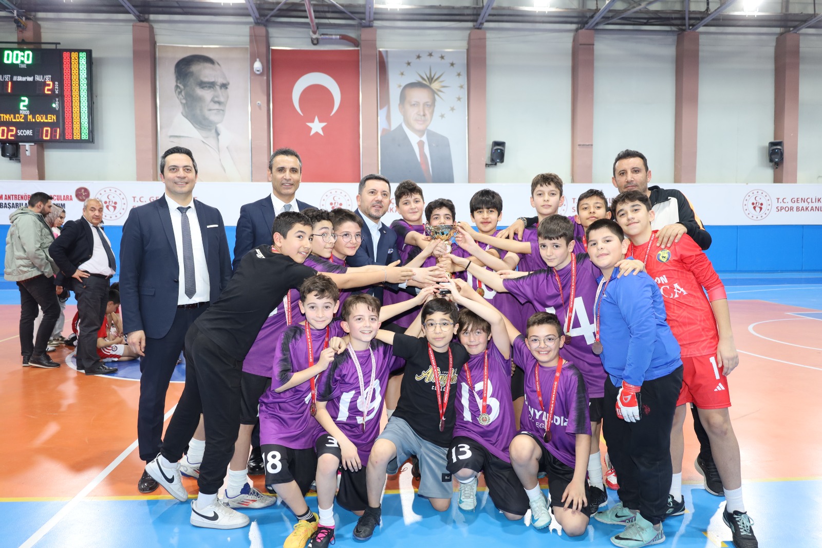 ALTINYILDIZ İLKÖĞRETİM KURUMU FUTSAL TAKIMLARINDAN ÇİFTE ŞAMPİYONLUK!