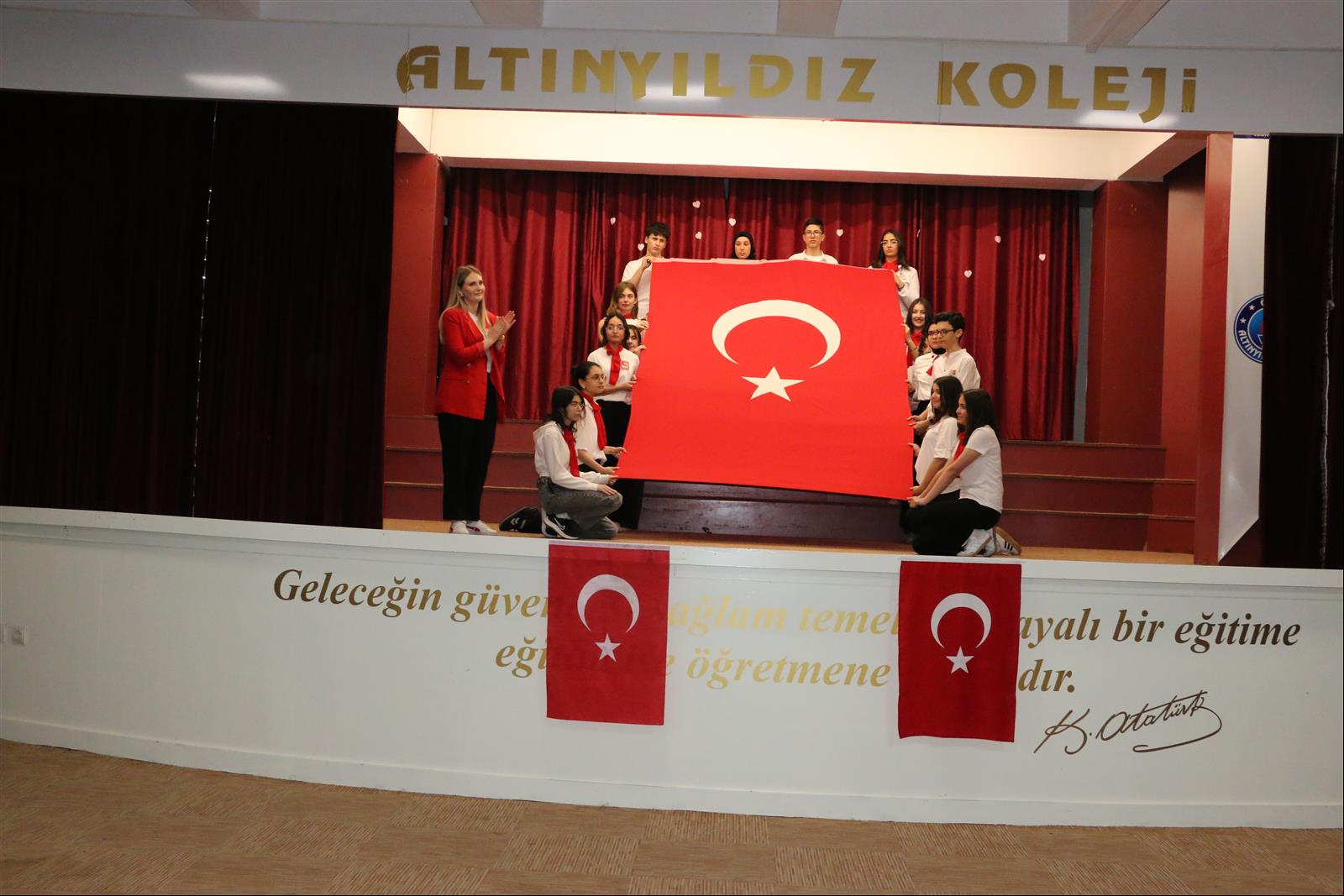 ÇANAKKALE ZAFERİ’NİN 110. YIL DÖNÜMÜ ALTINYILDIZ KOLEJİ FEN VE ANADOLU LİSESİNDE BÜYÜK BİR COŞKUYLA KUTLANDI