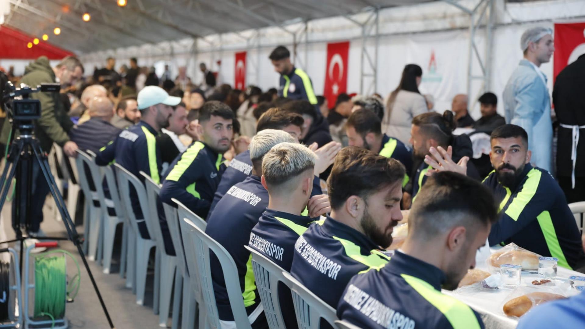 Başkan Rasim Arı, Binlerce Kişiyle İftar Yaptı