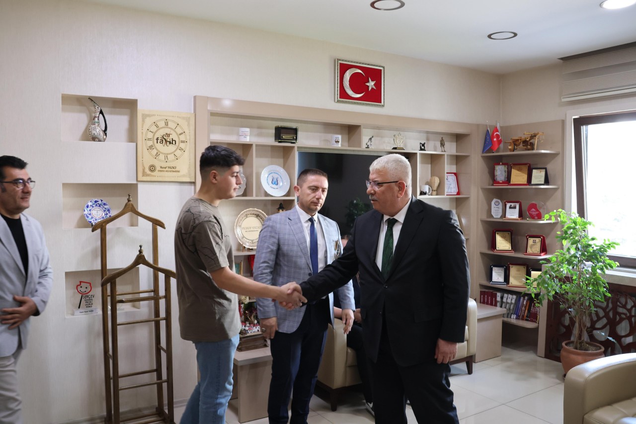 GENÇ AŞÇILAR, İL MİLLÎ EĞİTİM MÜDÜRÜ YAZICI’YI ZİYARET ETTİLER