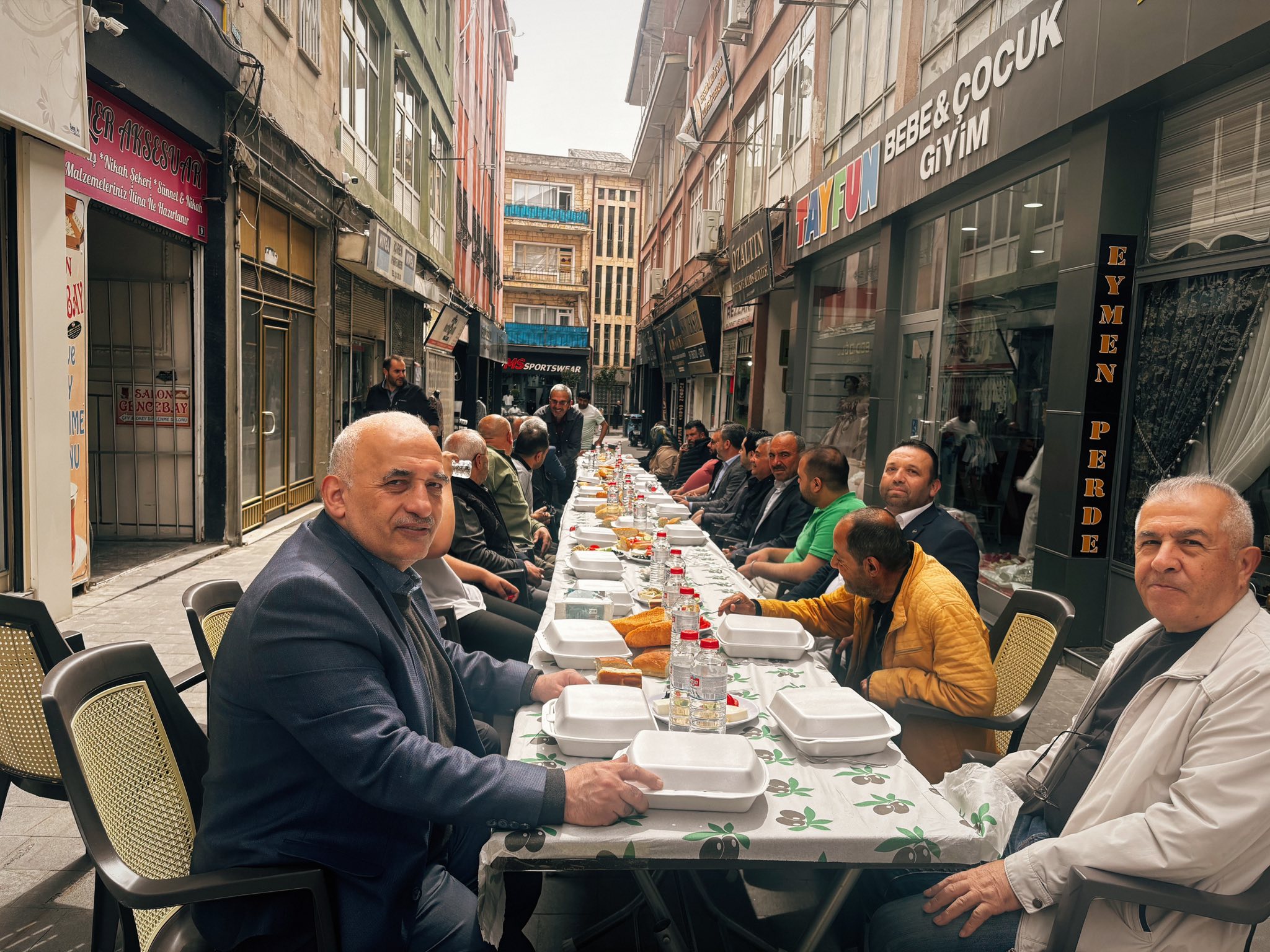 ÖZGÜN, GÖRGÜNLER PASAJI ESNAFLARI İLE KAHVALTIDA BİR ARAYA GELDİ