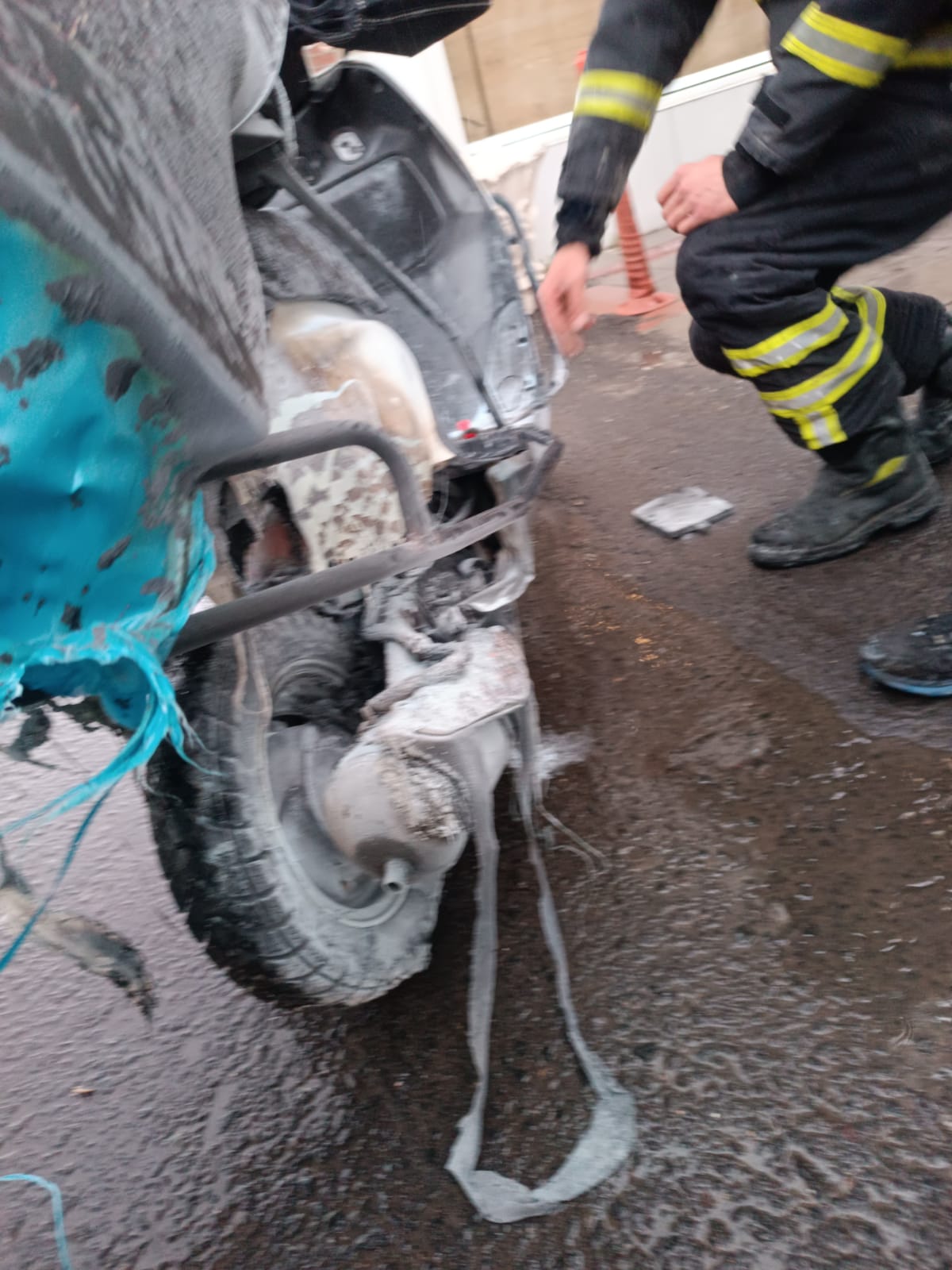 Seyir halindeki motosiklet alevlere teslim oldu